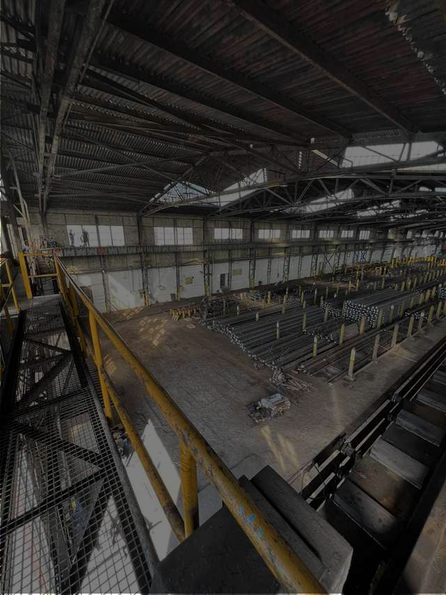 Prace przy wymianie szyn toru suwnicowego w Ostrowcu Świętokrzyskim