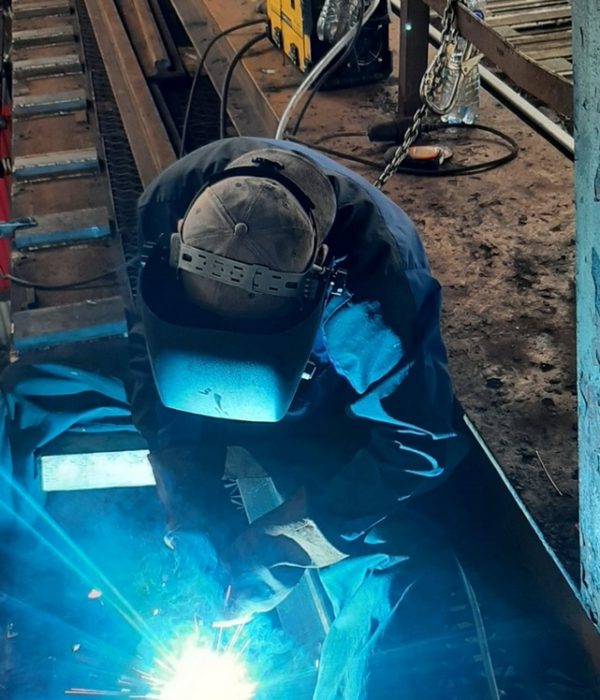 Prace przy wymianie szyn toru suwnicowego w Ostrowcu Świętokrzyskim