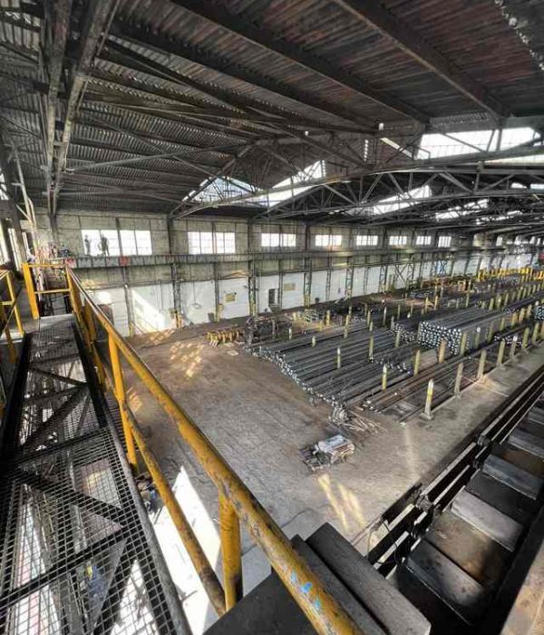 Prace przy wymianie szyn toru suwnicowego w Ostrowcu Świętokrzyskim