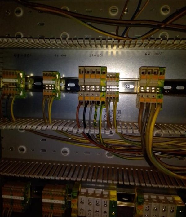 Prace elektryczne na dwóch suwnicach kontenerowych