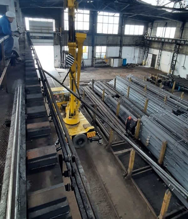 Prace przy wymianie szyn toru suwnicowego w Ostrowcu Świętokrzyskim