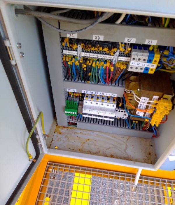 Prace elektryczne na dwóch suwnicach kontenerowych