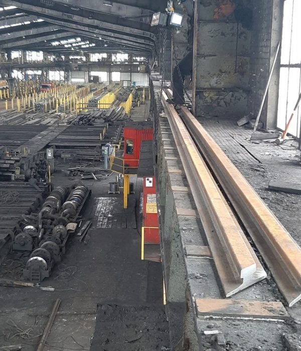 Prace przy wymianie szyn toru suwnicowego w Ostrowcu Świętokrzyskim