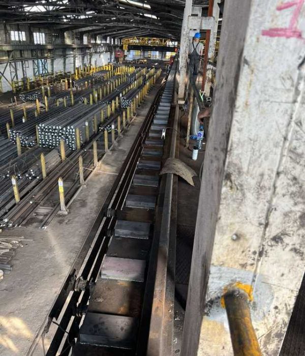 Prace przy wymianie szyn toru suwnicowego w Ostrowcu Świętokrzyskim