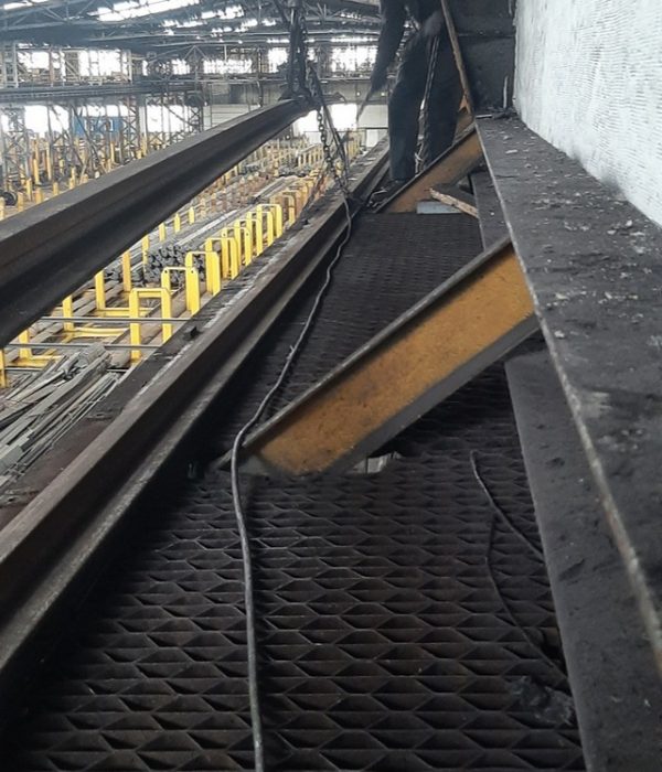 Prace przy wymianie szyn toru suwnicowego w Ostrowcu Świętokrzyskim