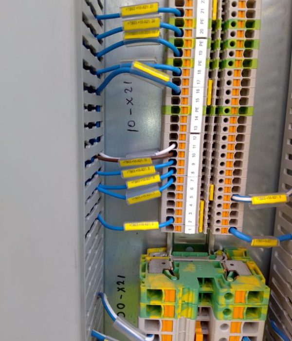 Prace elektryczne na dwóch suwnicach kontenerowych