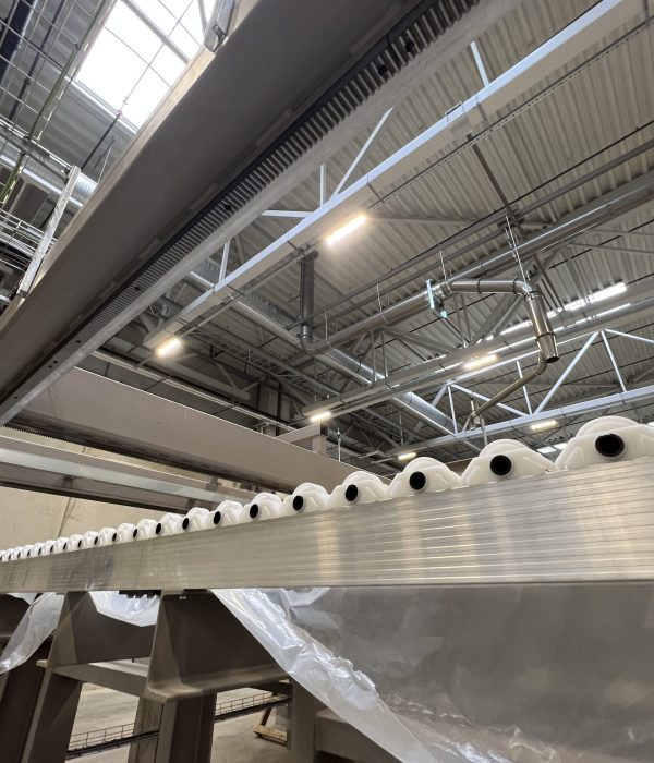 A 700-meter-long ventilation system was installed at the Homanit plant (Vilnius, Lithuania).На заводе «Хоманит» (Вильнюс, Литва) установлена ​​система вентиляции длиной 700 метров.W zakładzie Homanit (Wilno, Litwa) zainstalowano wentylację o długości 700 metrów