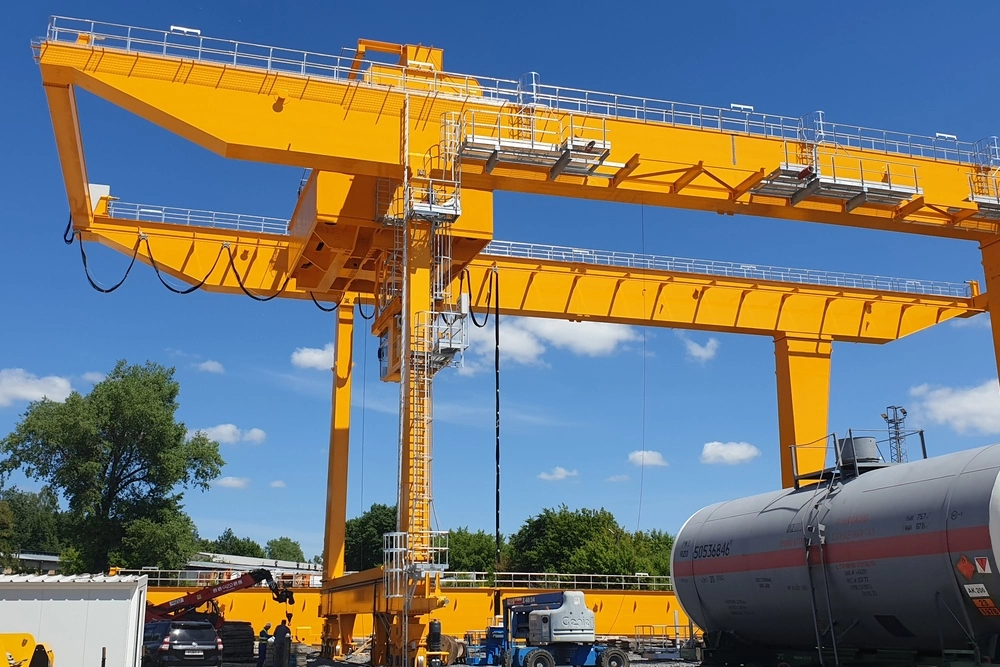 Выполнена работа по сварке балки крана козлового. Кран в собранном виде.